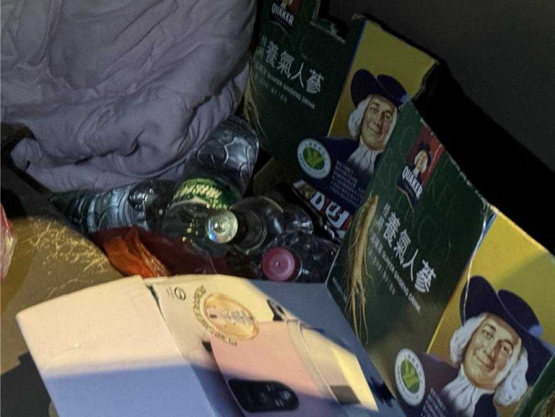 在救援過程中發現肇事車輛後座堆滿疑似空酒瓶，很有可能又是酒駕釀的禍。(圖／中國時報于家麒攝)