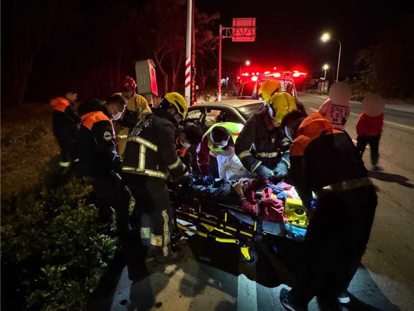 警消獲報立即出動5輛各式救援車輛及11人趕往救援。(圖／中國時報于家麒攝)