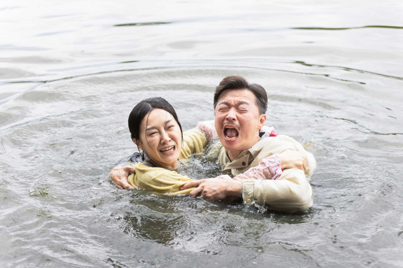 劇中，何豪傑（右）跟許瓊月（左）因受驚跌入水中。（圖／華視、公視台語台提供）