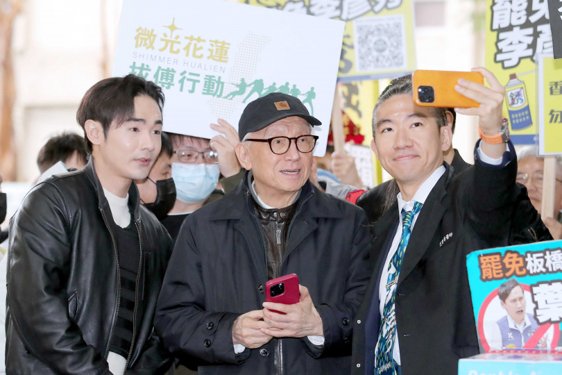 史書華(右起)、曹興誠與網紅「八炯」在罷團赴中選會遞交罷免連署書時,自拍合影。綠營人士憂心,若有心人士為追求利益而扮演綠營側翼蹭聲量,可能嚇跑中間選民。(圖/報系資料照)