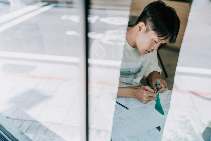 2025金馬奇幻影展主視覺設計師插畫家徐世賢。（圖／金馬執委會提供）