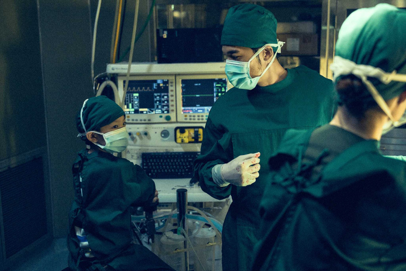 謝以樂（左）飾演的「晧晧」在手術中擔任幫手，讓連炳發開始信任這個聰慧的孩子。（圖／公視、中華電信、瀚草文創提供）