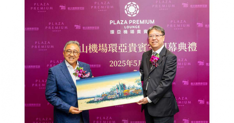 環亞集團創辦人兼行政總裁宋海西先生致贈台灣藝術家吳逸萱的畫作予交通部民用航空局臺北國際航空站主任鄭堅中先生（圖／環亞集團提供）。