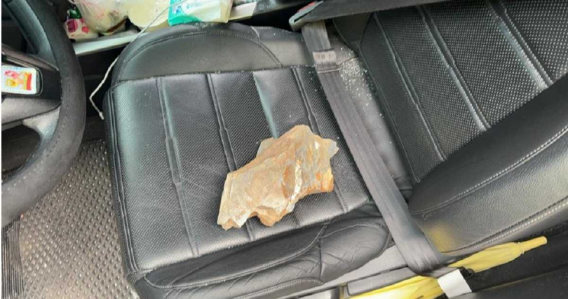 落石碎片。（民眾提供／李京昇台中傳真）