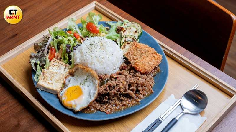 除了咖哩也提供「泰式風味辣炒香豬」這款主餐選擇，搭配時蔬沙拉、鹽滷豆腐與酥脆的黃金炸蝦排。（220元，圖／焦正德攝）