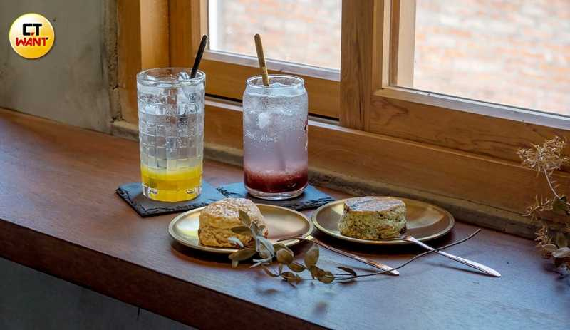 「草莓司康」、「藍莓司康」是與常跑市集的「玲匠手作司康」合作（各65元），「芒果氣泡飲」與「桑椹氣泡飲」（各100元）則使用「小甜心手工果醬」製作。（圖／焦正德攝）