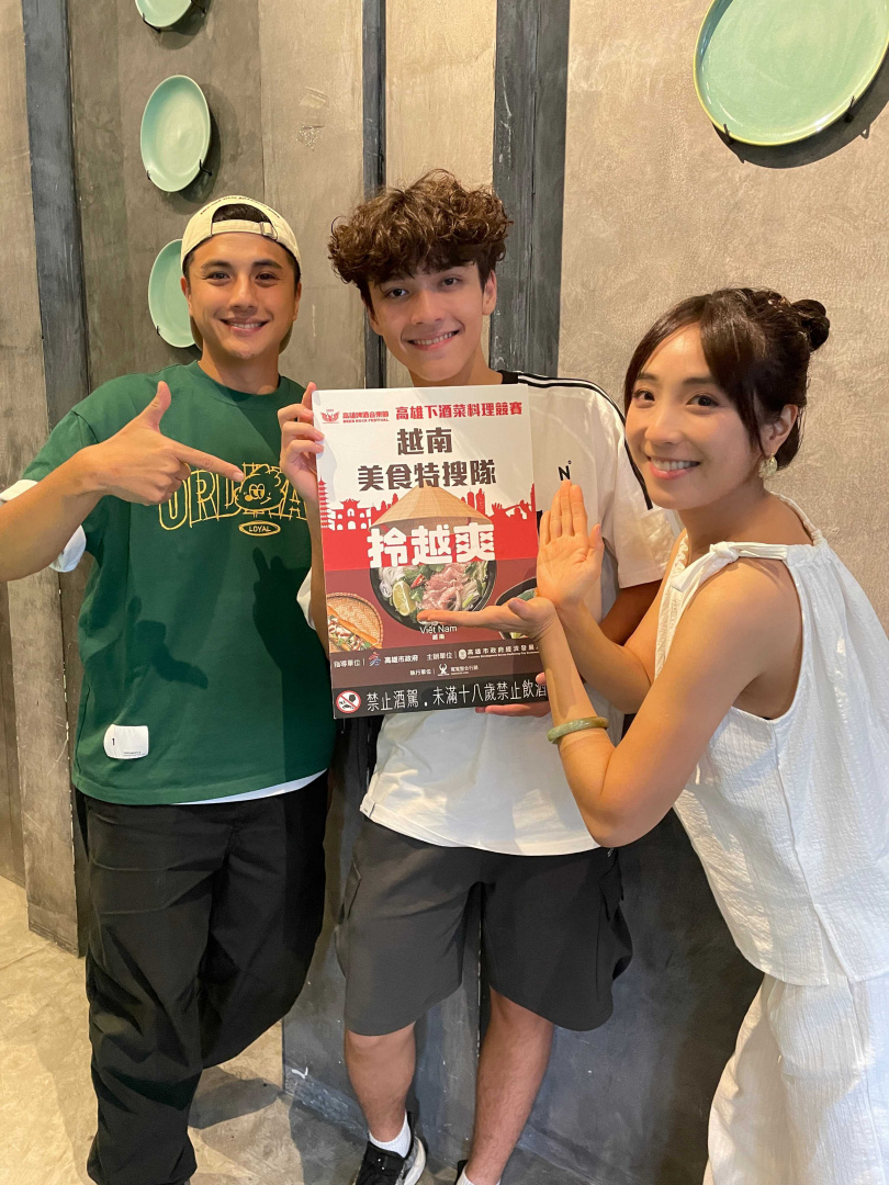 曾子余（左起）、Dylan、梁舒涵大舕越南美食。（圖／寬寬整合行銷提供）