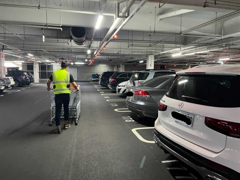 好市多員工穿著空調衣工作,引起網友熱議。(圖/Costco好市多 商品經驗老實說臉書)