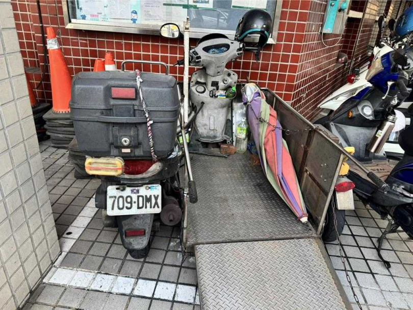 男騎士所騎乘機車。（圖／翻攝畫面）