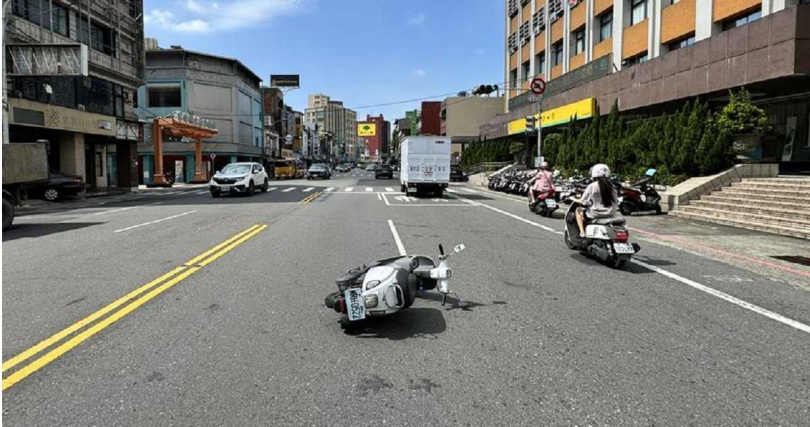 女騎士遭擦撞後倒地後在民眾協助下脫困，圖為女子所騎機車。（圖／翻攝畫面）
