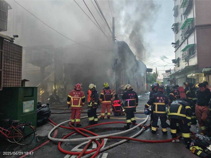 蘆洲民族路一間工廠29日傍晚突然冒出大量火煙，消防隊員獲報趕抵現場搶救。（圖／新北市消防局提供）