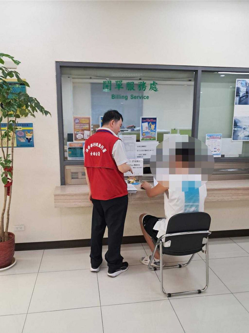 &nbsp; 親友代為繳交積欠的18萬欠款。（圖／士林分署提供）