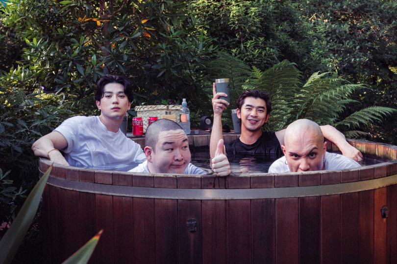4人泡溫泉消除疲憊。（圖／出去一下提供）