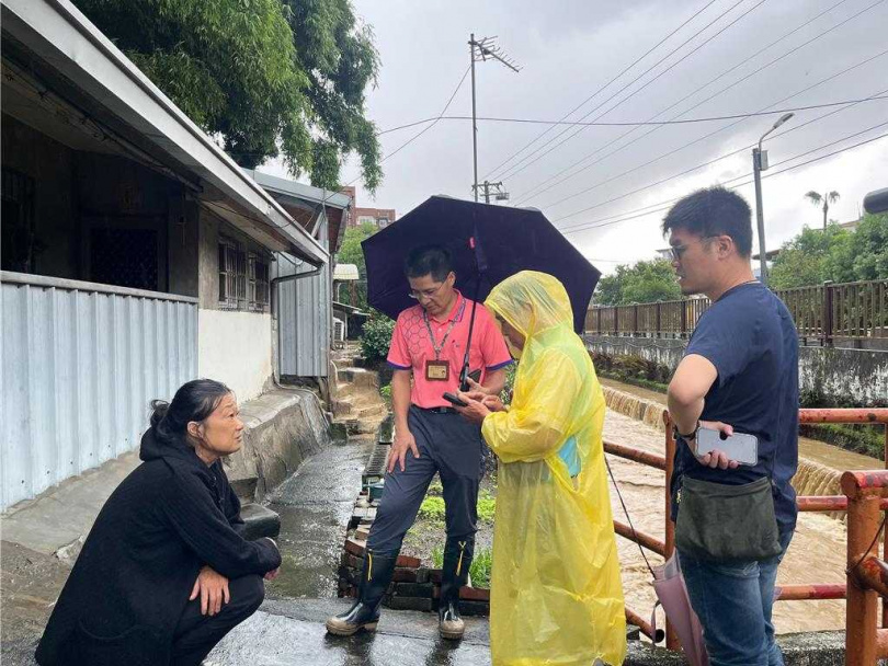 另一處石岡區和盛里營林巷，昨日也飽受土石、豪雨之苦，居民眼神呆目，無奈蹲坐於家門口，等待員警協助。（圖／民眾提供）
