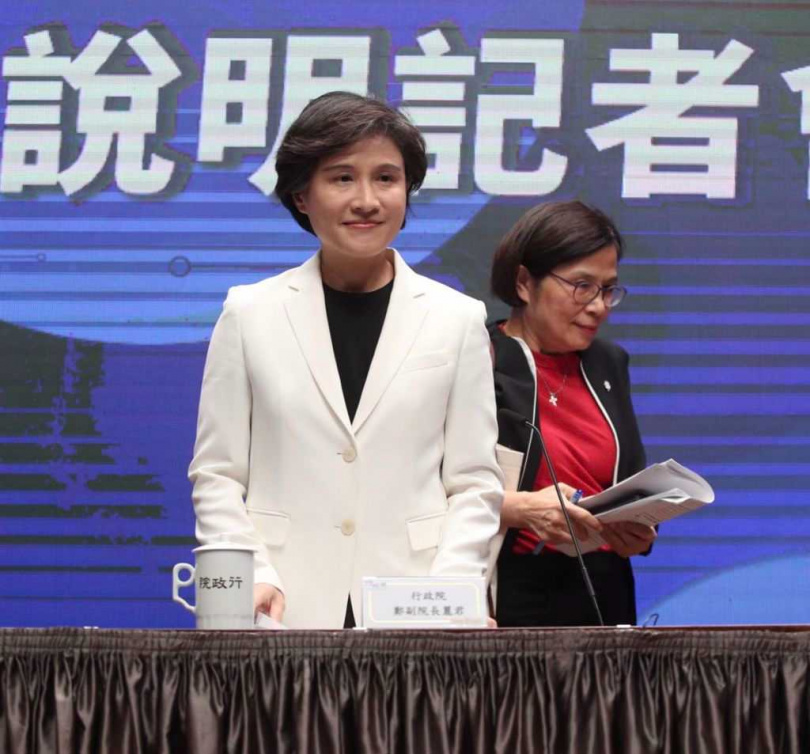 行政院副院長鄭麗君（左）與政委楊珍妮等11日召開記者會，針對美國對等關稅相關議題及產業支持方案進行回應及說明。（圖／中國時報陳君瑋攝）