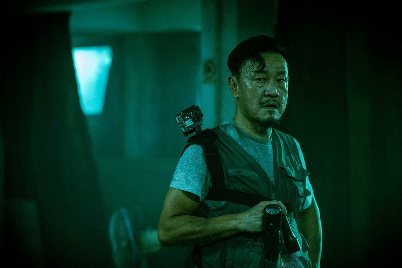 陳為民在《泥娃娃》飾演3D空間掃描師阿昌,為探勘VR遊戲場景,踏入曾發生滅門血案的凶宅。(圖/天予電影提供)