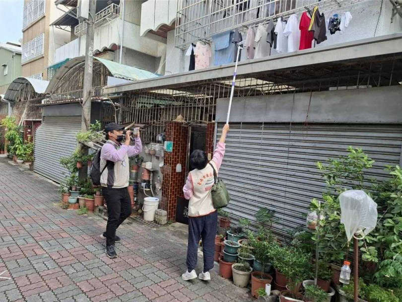 台南市登革熱防治中心針對個案居住地進行緊急噴霧罐防治、環境孳生源清除及病蚊媒密度調查。（衛生局提供／曹婷婷台南傳真）