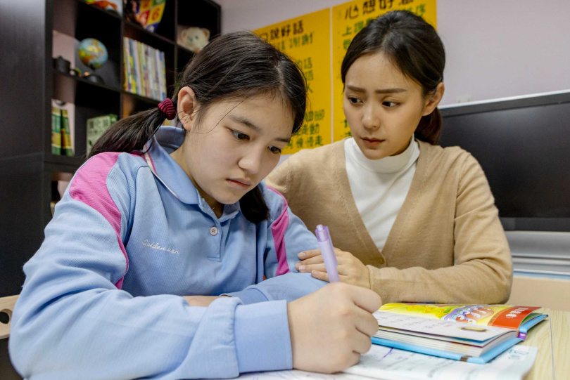 方琦劇中飾演輔導班志工。（圖／大愛）