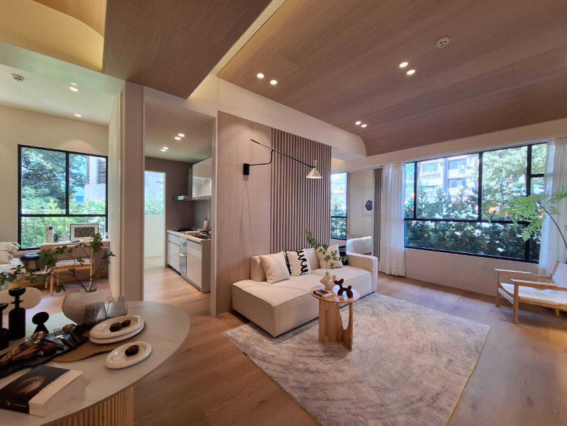 業者贈送全室裝潢,強調將簽署消費者、建商、裝修業者三方合約,若未來裝修業者跳票,建商須負連帶責任,保障消費者權益。(圖/林榮芳攝)