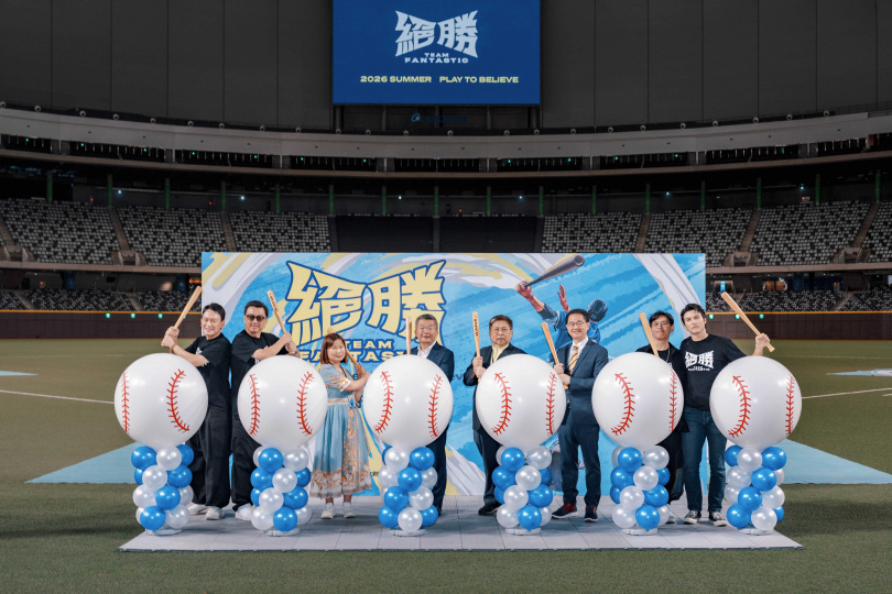 王識賢（左起）、導演王維明、威剛科技總經理陳玲娟、中華職棒大聯盟會長蔡其昌、威剛科技董事長陳立白、台灣運動彩券總經理林博泰、導演姜瑞智、鳳小岳啟動電影《絕勝》開拍儀式。。（圖／瀚草文創）