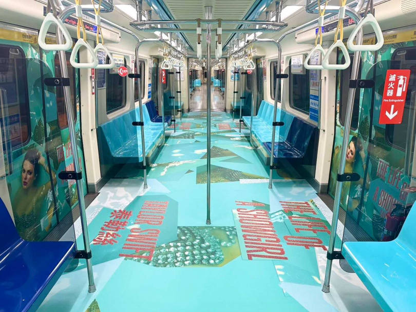 唱片公司大手筆於台北捷運板南線打造一輛「泰勒絲 星夢列車」。（圖／環球音樂提供）