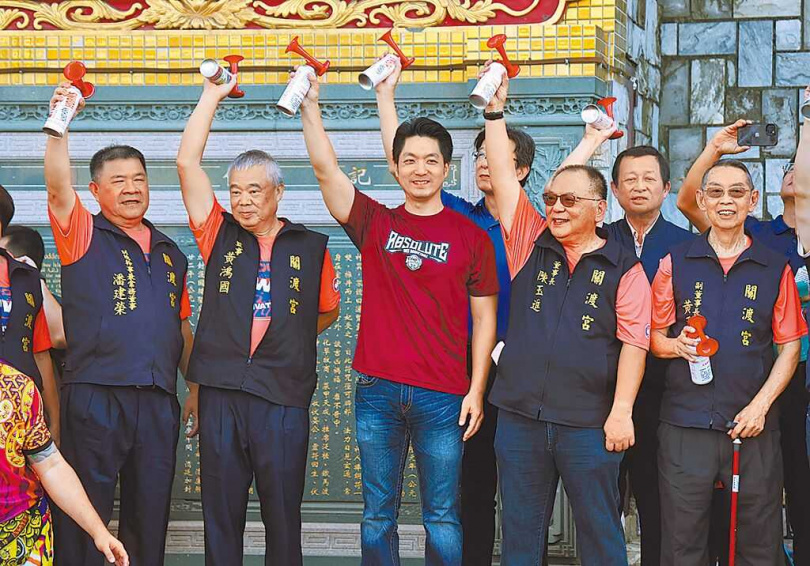 「關渡宮公益祈福GO」健走活動18日在北投關渡宮盛大舉行,台北市長蔣萬安(中)出席並與關渡宮董事長陳玉進(中右)及來賓一同鳴笛起跑。(圖/中國時報姚志平攝)