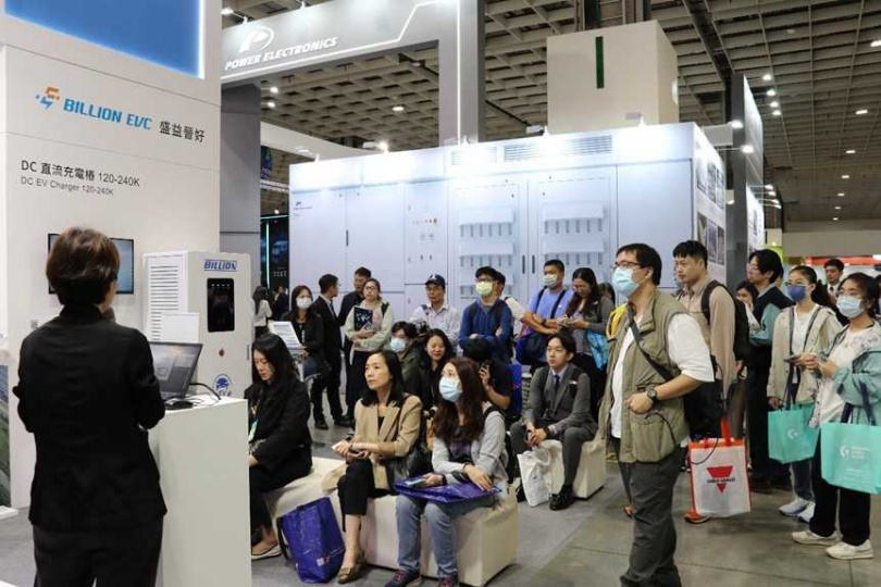 盛齊綠能於2025台灣國際智慧能源週展區現場吸引眾多國內外買家與合作夥伴洽談。（圖片提供／盛齊綠能）