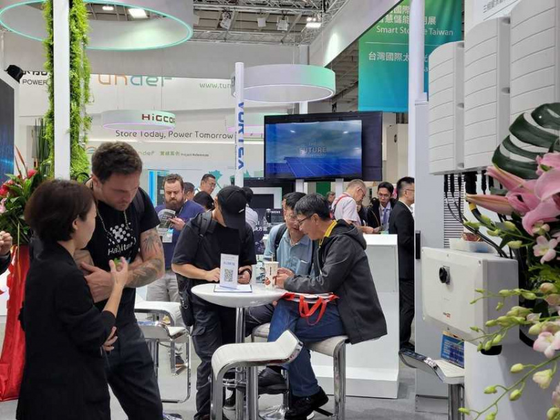 盛齊綠能於2025台灣國際智慧能源週展區現場吸引眾多國內外買家與合作夥伴洽談。（圖片提供／盛齊綠能）