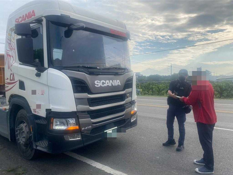 里港警分局加強取締違規砂石車，2個月取締360件，其中70件是因應晨運民眾反映，調整取締時段所查獲。（圖／警方提供）