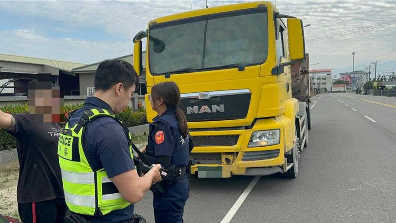 里港警分局加強取締違規砂石車，2個月取締360件，其中70件是因應晨運民眾反映，調整取締時段所查獲。（圖／警方提供）