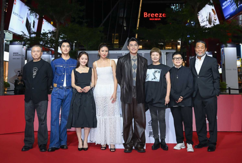 金馬影展主席李屏賓熱情歡迎開幕片《大濛》劇組。（圖／金馬執行委員會）