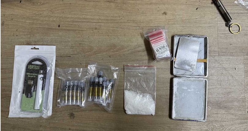 警方於鄭嫌住家查扣毒品。(圖/翻攝畫面)