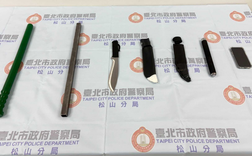 警方查扣證物。（圖／翻攝畫面）