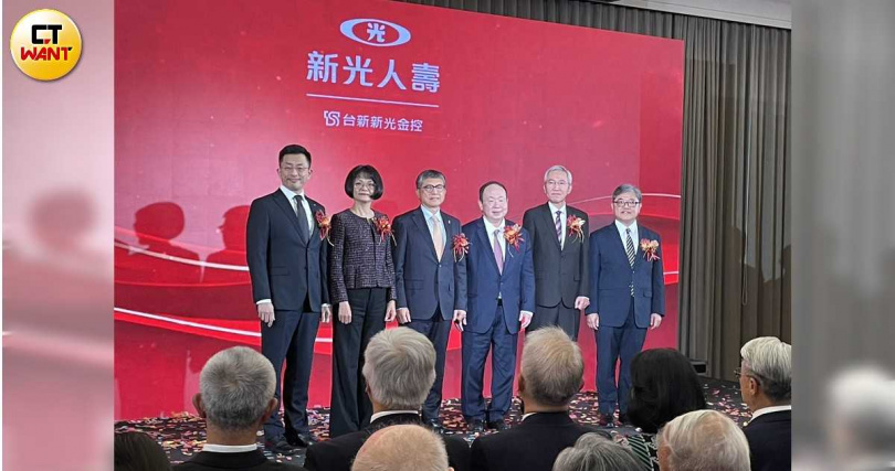 新光人壽與台新人壽合併的新經營團隊成員亮相,從右起為新成立不動產管理處執行長陳芝貴、業務通路處執行長劉信成、資深執行副總經理戴朝暉、總經理黃敏義、財務處執行長兼發言人林宜靜、投資處執行長黃世聰。(圖/李蕙璇攝)