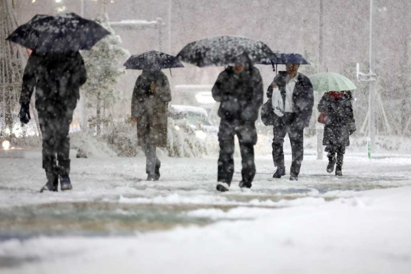 石川縣金澤市街頭被厚雪覆蓋,民眾出行受阻。