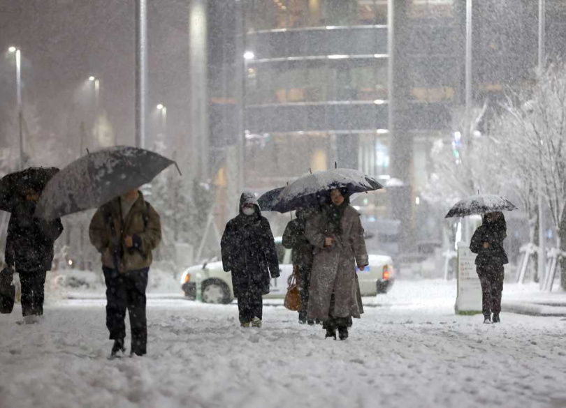 石川縣金澤市街頭被厚雪覆蓋,民眾出行受阻。