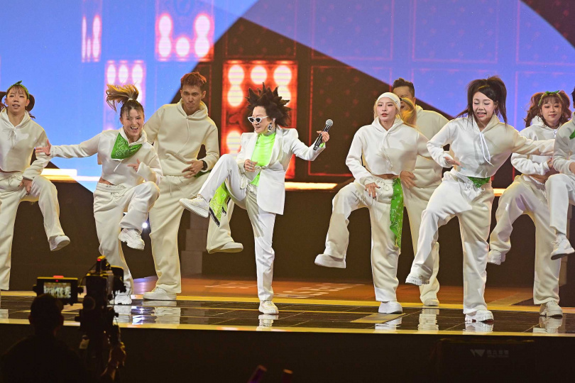 比莉以經典歌曲〈什麼都不必說〉登場。（圖／台視提供）