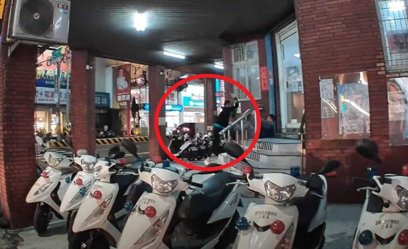 台南市南區金華派出所外今天（3日）晚間驚傳隨機持刀攻擊事件。（圖／翻攝自臉書，台南大小事）