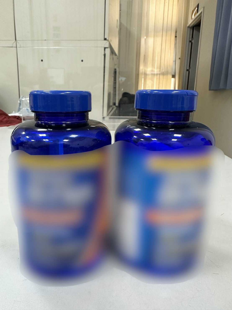 有民眾去年於骨科復健門診看診時，遇到一名老婦人搭訕，販售一罐要價5100元的保健食品，並宣稱該「藥物」跌倒都沒事。（圖／翻攝畫面）