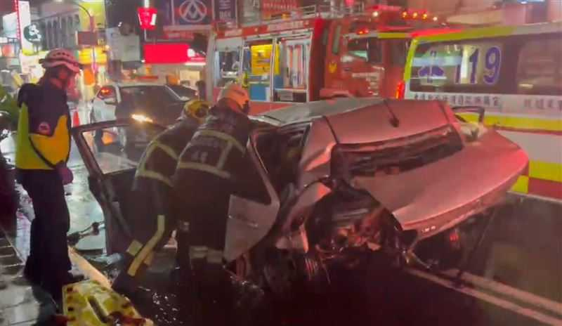 轎車被撞到嚴重內縮，女駕駛傷重不治。（圖／翻攝三立新聞網）
