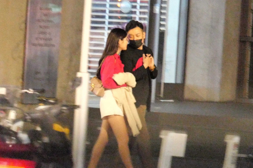 三年前的情人節本刊曾巧遇吃完高檔牛排的77老大與女友在路上互動相當親熱。（圖／本刊攝影組）