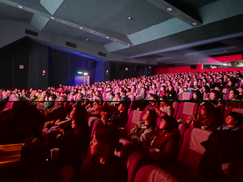 精拓生技於2021年啟動「Little Star」兒童癌症支持計畫公益專案迄今,還將公司尾牙搬到電影院,邀請癌友、家屬、醫療團隊一起同樂,分享彼此生命希望。(圖/精拓生技提供)