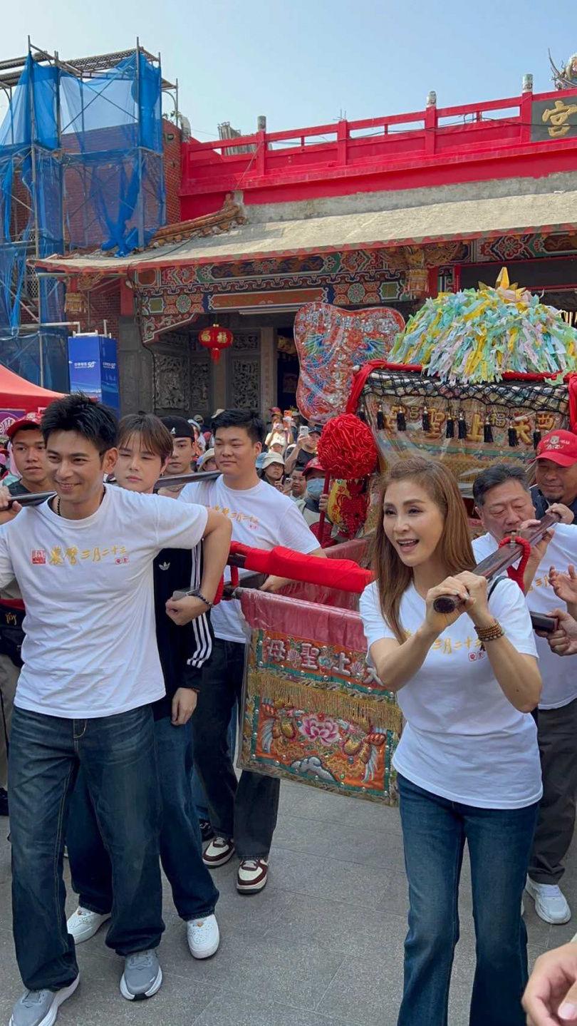 導演王重正與楊子儀、梁佑南一起擔任神轎班志工，參與抬轎的任務。（圖／北投映像電影提供）