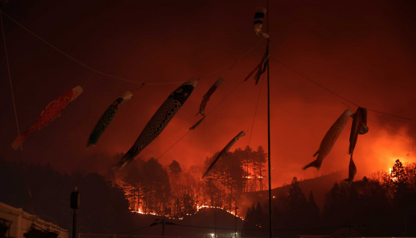 日本岩手縣大槌町22日發生山林大火，火勢快速蔓延，截至23日仍未受控。（圖／達志／美聯社）