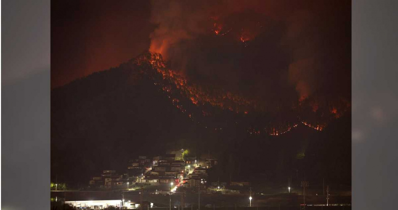 日本岩手縣大槌町22日發生山林大火，火勢快速蔓延，截至23日仍未受控。（圖／達志／美聯社）