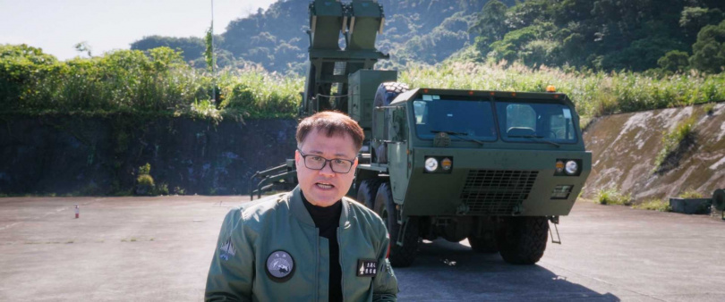 主持人陳信聰深入軍事外景現場。(圖/華視提供)