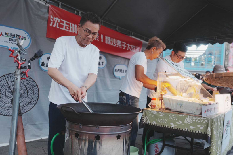 沈玉琳親炒糖炒栗子贈送給在場粉絲。（圖／東森提供）