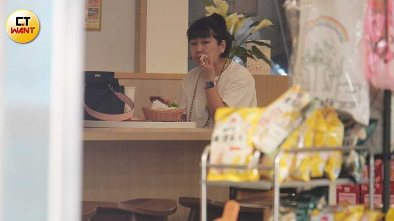 Selina獨自到漢堡店享受美食。（圖／本刊攝影組）