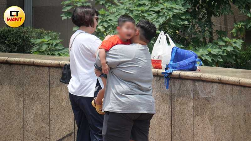 回家時小腰果不知為何大哭起來，由保姆小亨堡抱著。（圖／本刊攝影組）