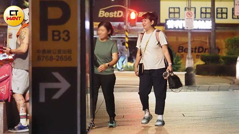 吃完飯後Selina與友人到新開幕的匹克球俱樂部。（圖／本刊攝影組）
